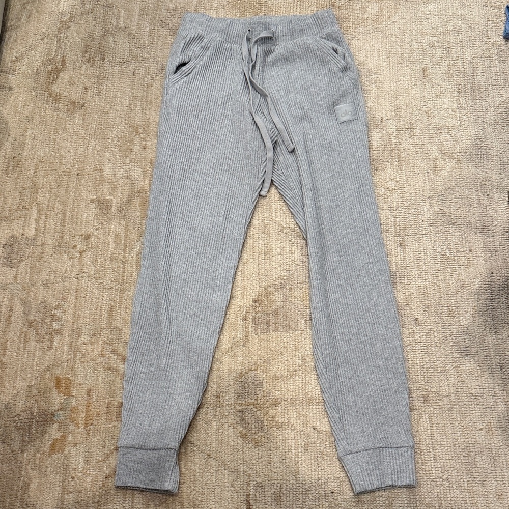ALO Yoga Heather Gray Ribbed joggers